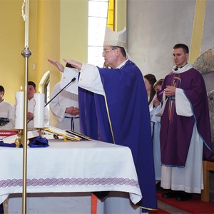 Biskup Šaško krstio Rebeku, peto dijete obitelji Bošnjak i Cvitu, peto dijete obitelji Vučemilo